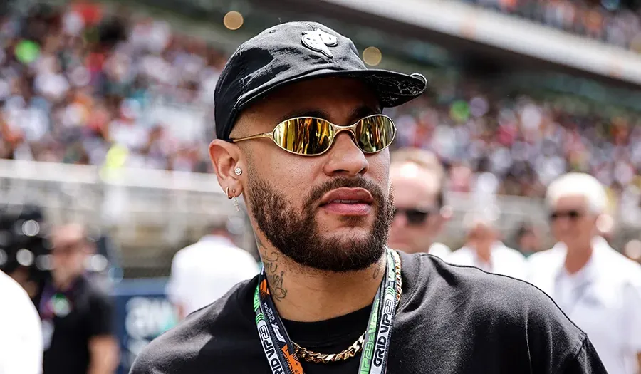 Neymar Jr phá cách với kính mát phi công Matrix