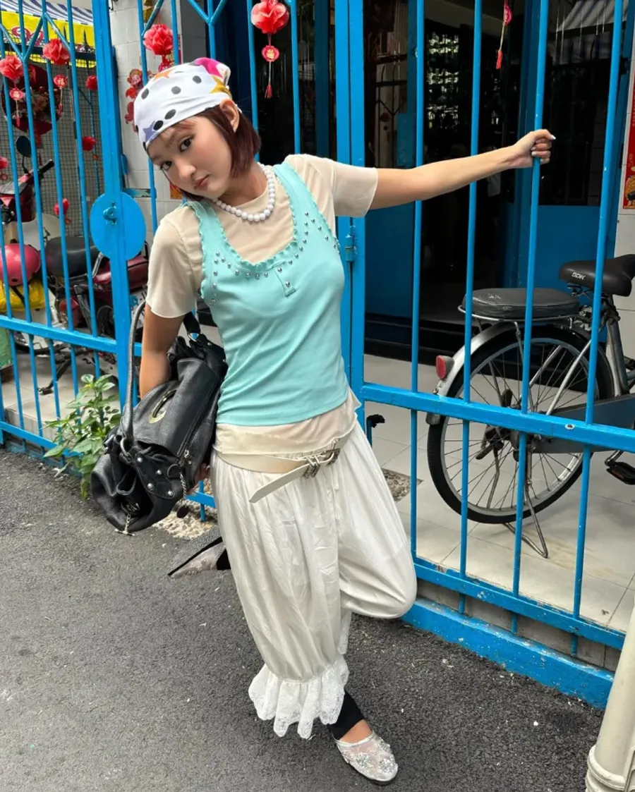 Kết Hợp Áo Ba Lỗ Với Chất Liệu Xuyên Thấu