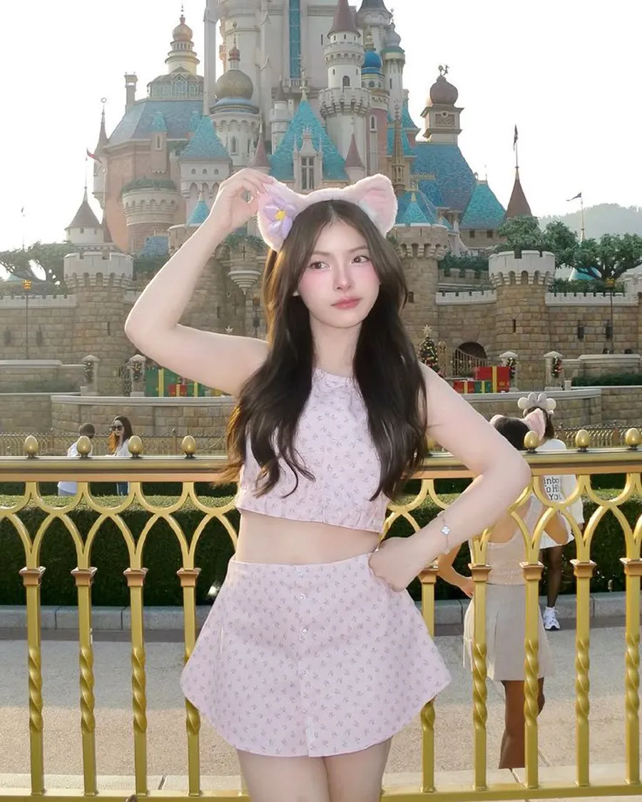 Áo croptop kết hợp quần ngắn hoặc váy ngắn