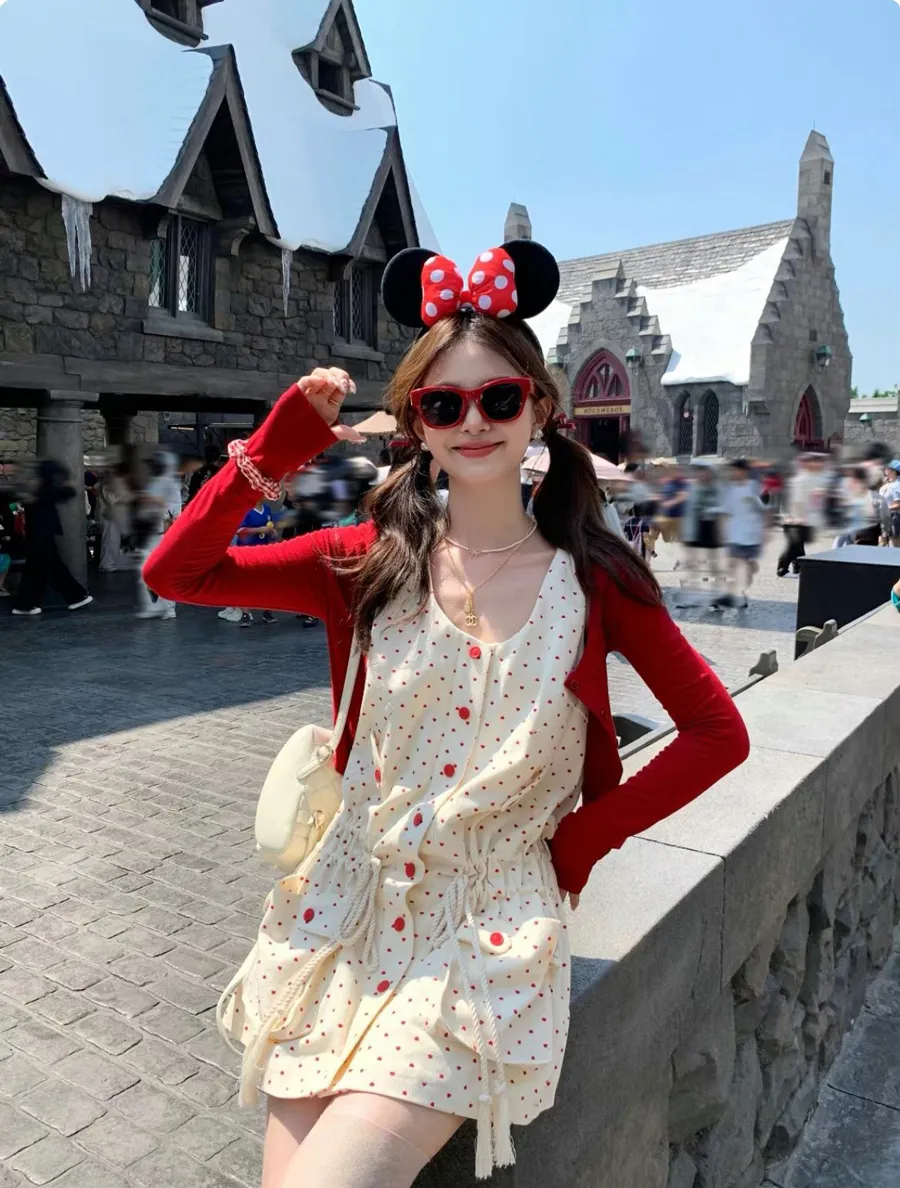 Phối cùng cardigan màu tươi tắn cho vẻ ngoài trẻ trung
