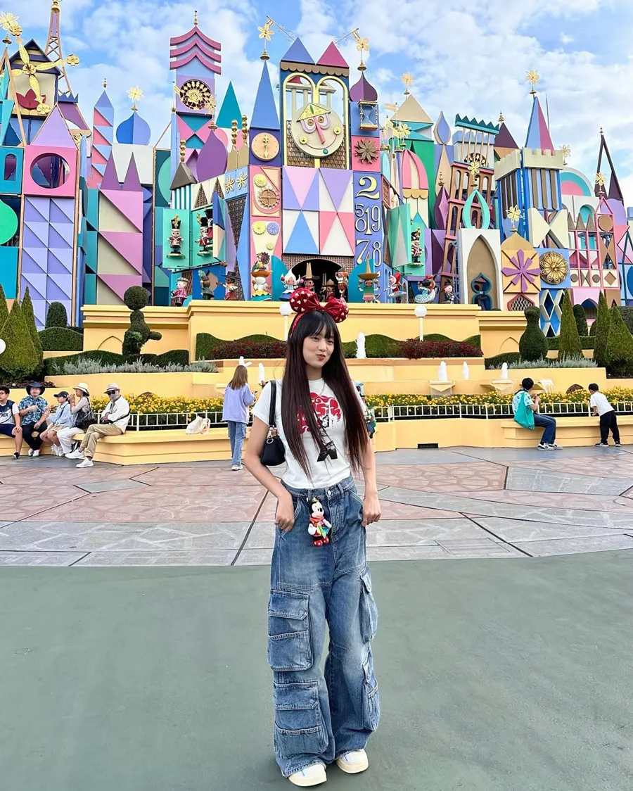 Áo thun Disney kết hợp quần ống rộng