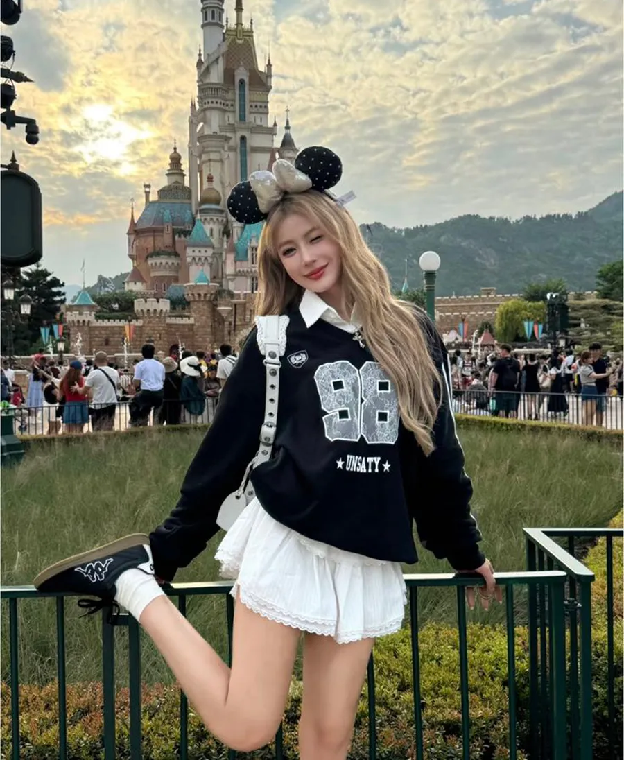 Chân váy tennis kết hợp áo sweater