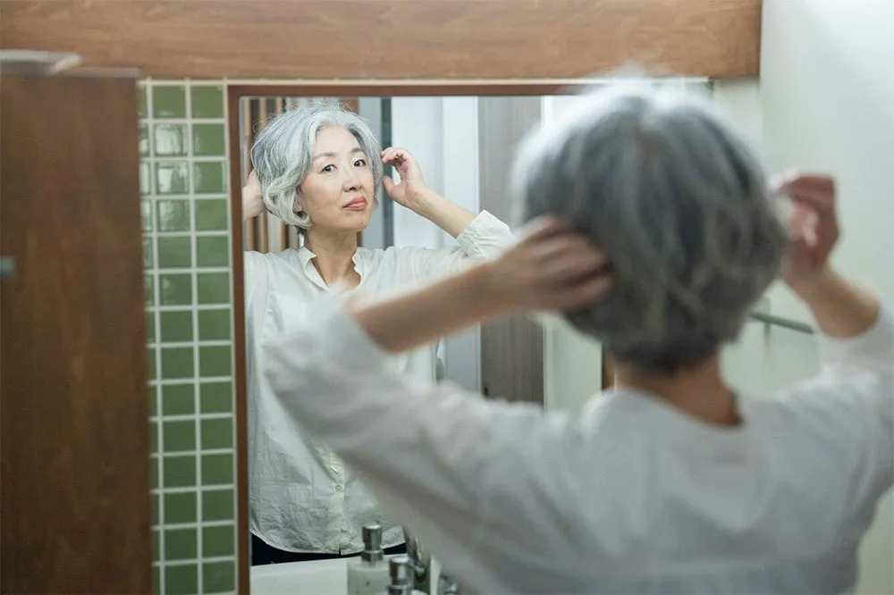 5 kiểu tóc cho tóc bạc đẹp tự nhiên, trẻ trung cho nữ trung niên - 9