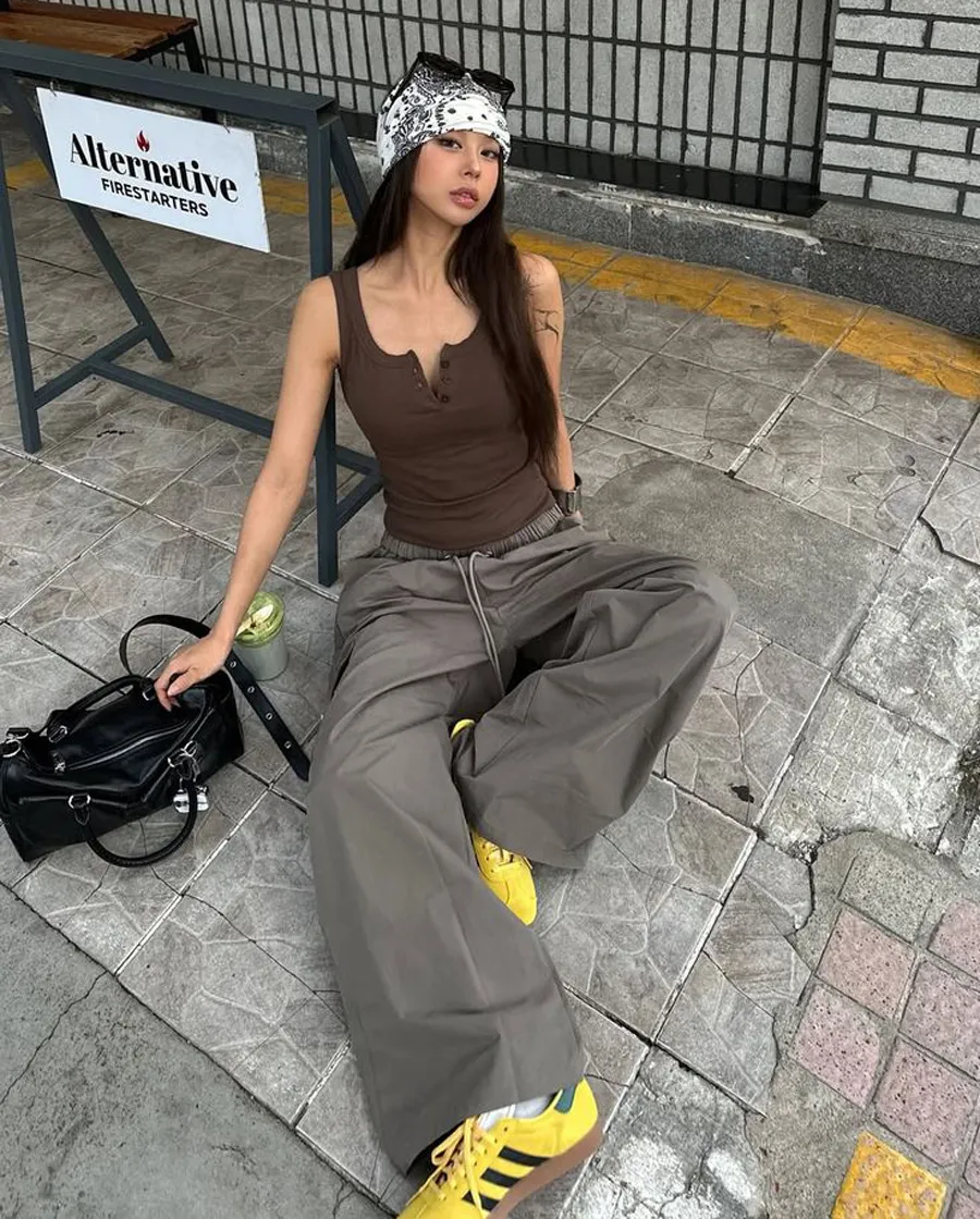 Quần cargo pants và áo tank top 