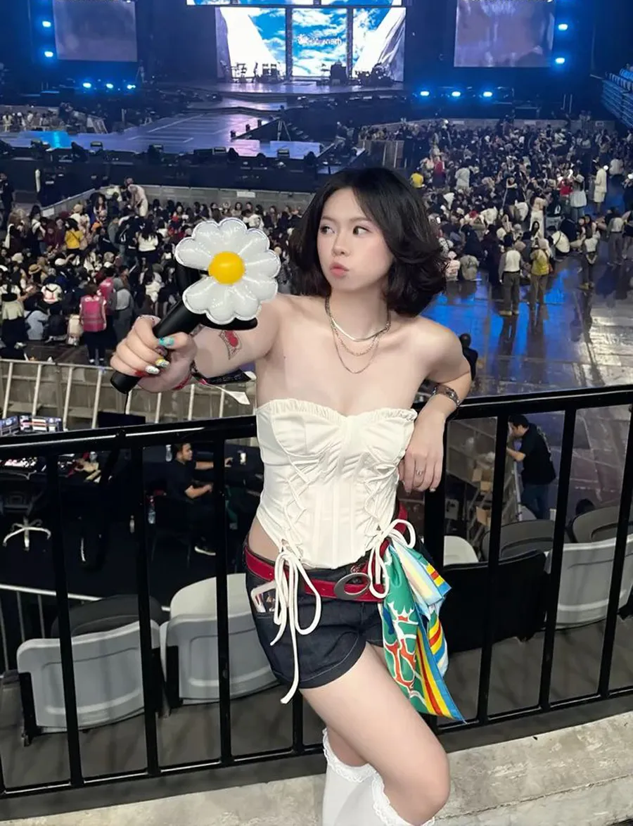 Outfit đi concert BigBang cùng áo corset và quần shorts denim