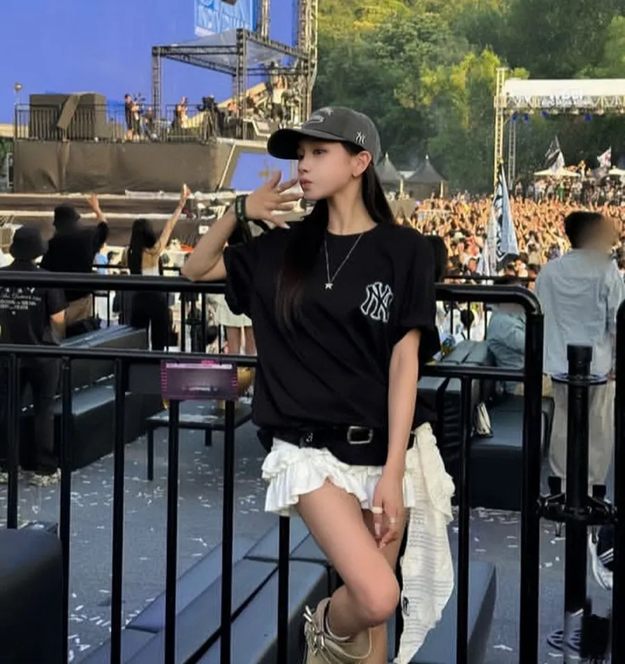 Thời trang concert BigBang năng động với áo thun oversize và chân váy xếp ly