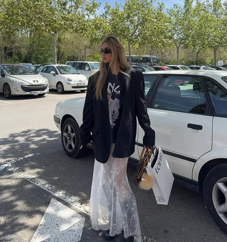 Kết hợp cùng blazer để tăng vẻ thời thượng
