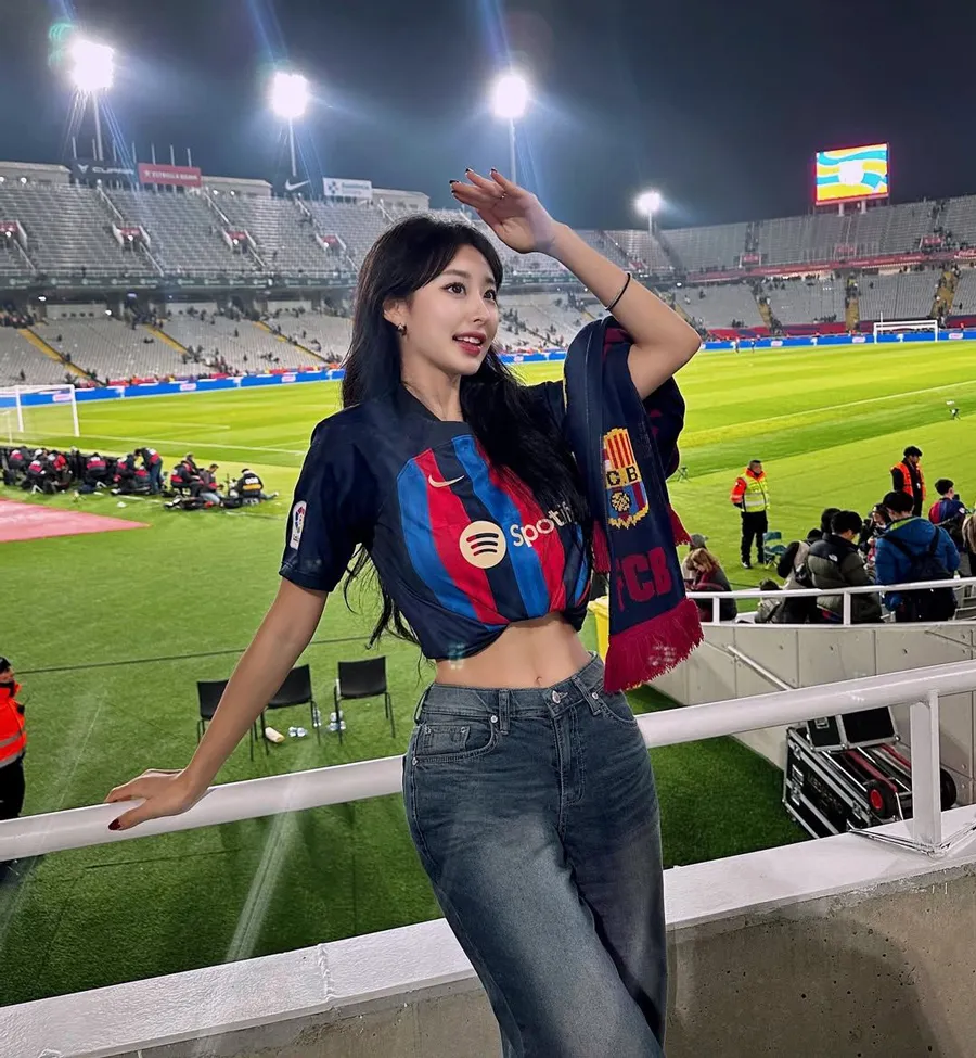 Áo Đội Tuyển Kết Hợp Quần Jeans Ống Rộng
