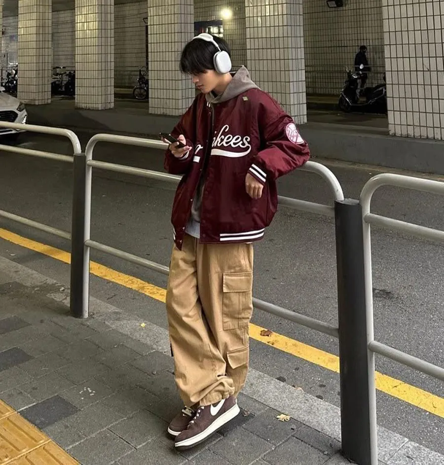Layer Varsity Jacket Với Áo Hoodie Hoặc Áo Nỉ