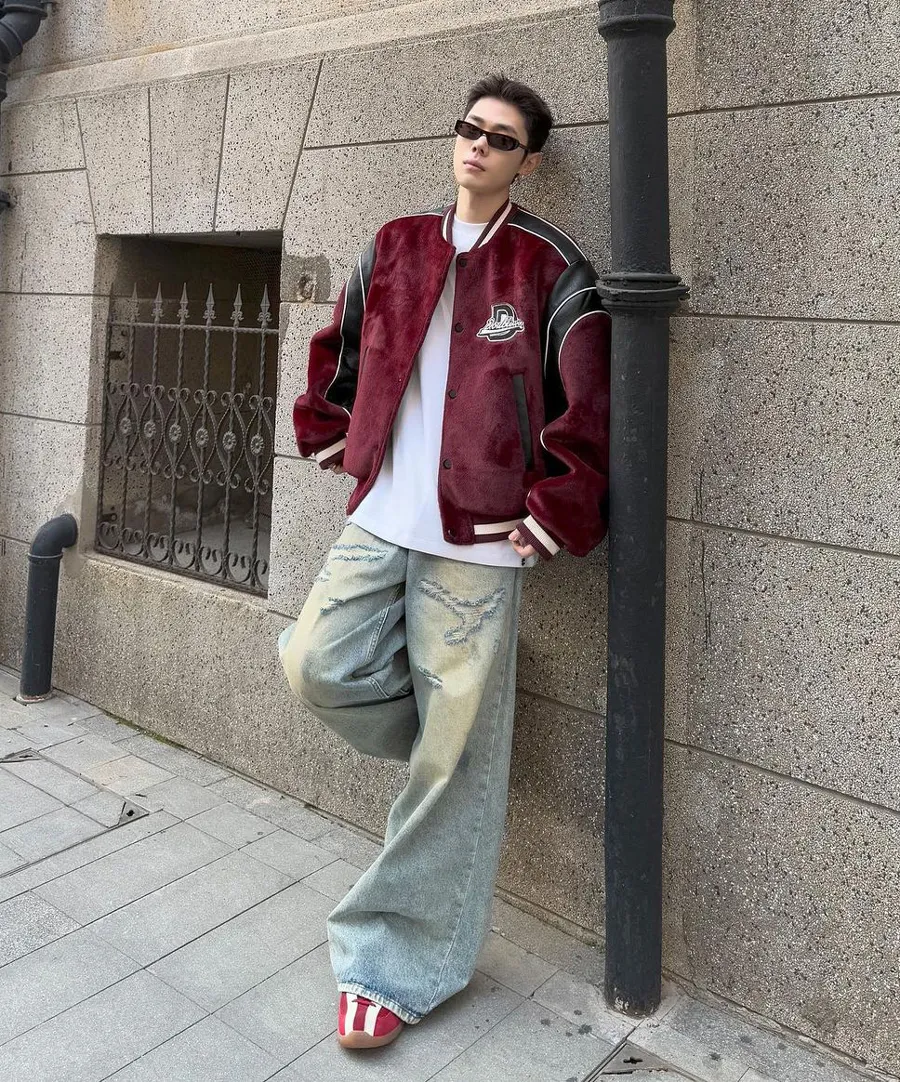 Phối Varsity Jacket Với Quần Jeans Kinh Điển