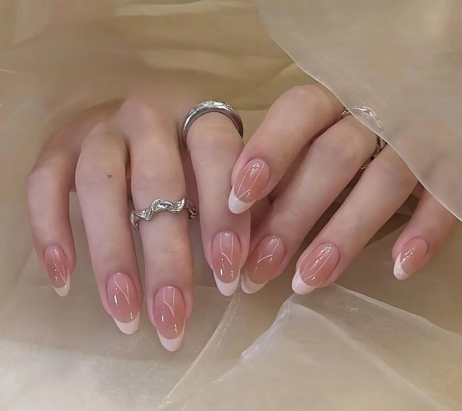Ballet nails nhấn màu ở đầu móng