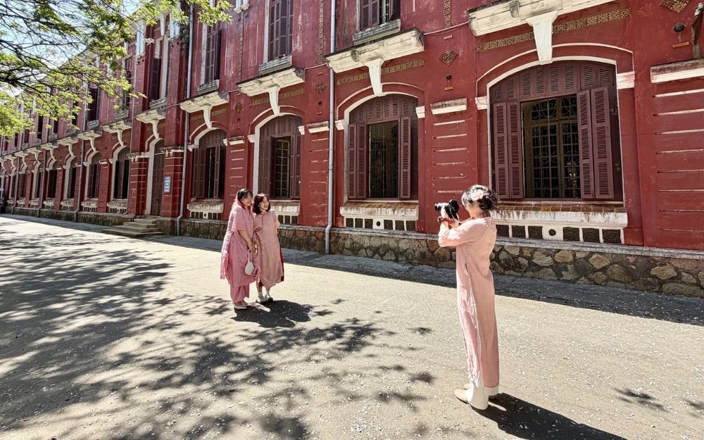 Đi Quốc Học Huế Mặc Gì? Top 15+ Outfit Check-In Ăn Ảnh Sắc Nét - 17