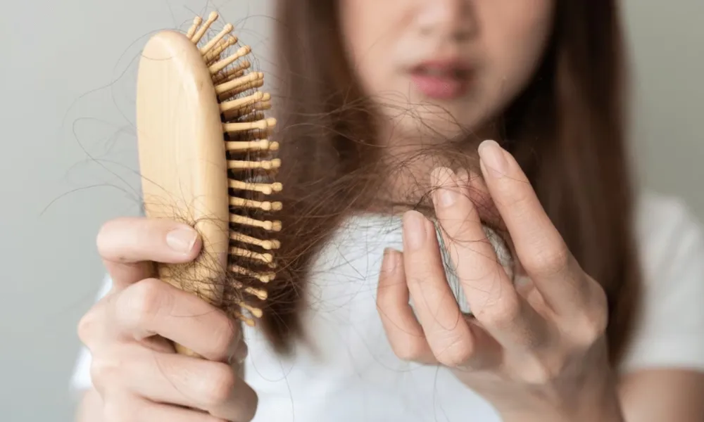 Chia sẻ kinh nghiệm giảm rụng tóc hiệu quả mà các chị em nên lưu ngay! - 1