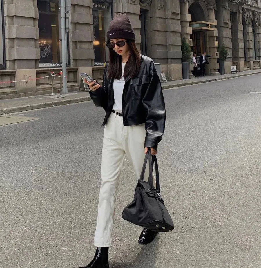 Áo khoác da kết hợp quần jeans