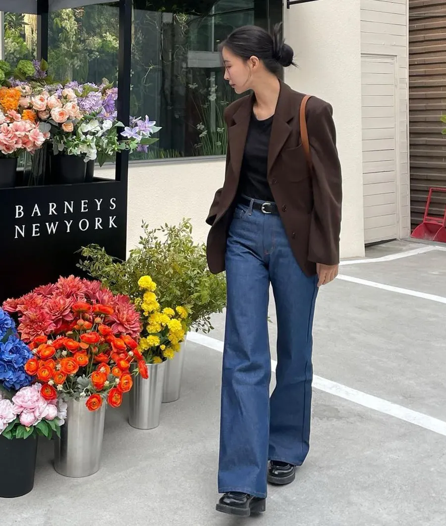 Áo blazer phối quần jeans và áo len mỏng