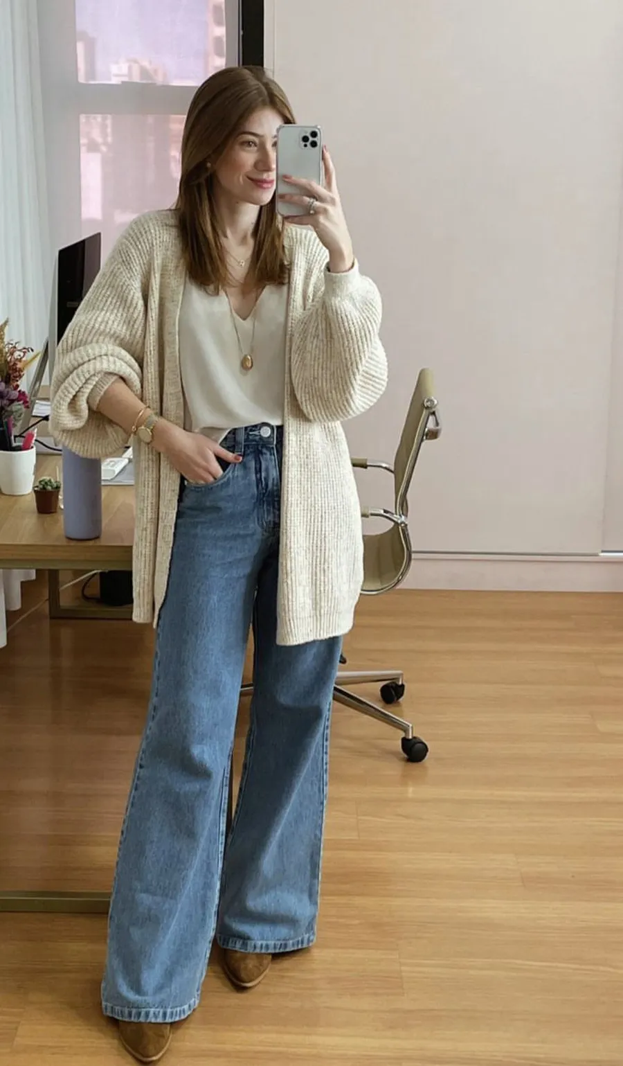 Cardigan dáng dài kết hợp quần jeans và áo thun