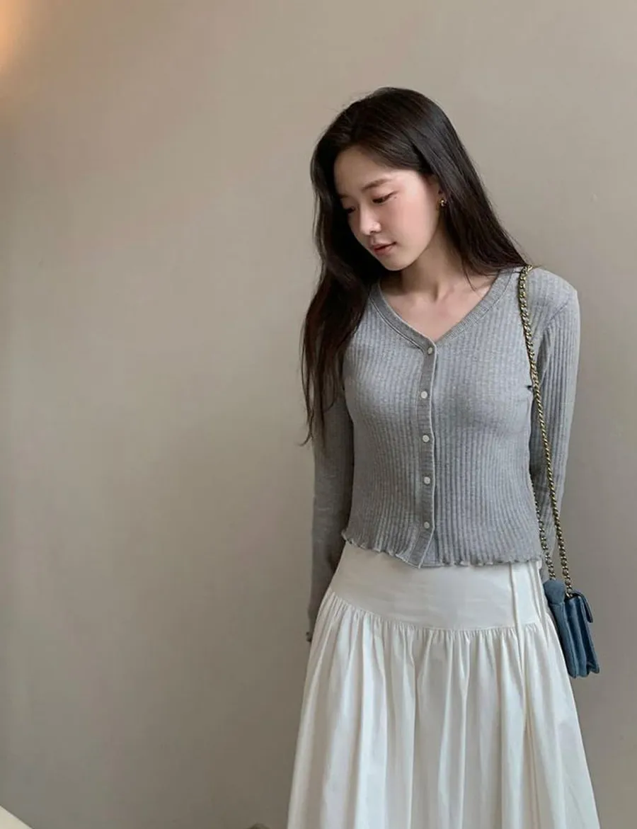 Chân váy dáng dài phối áo cardigan mỏng