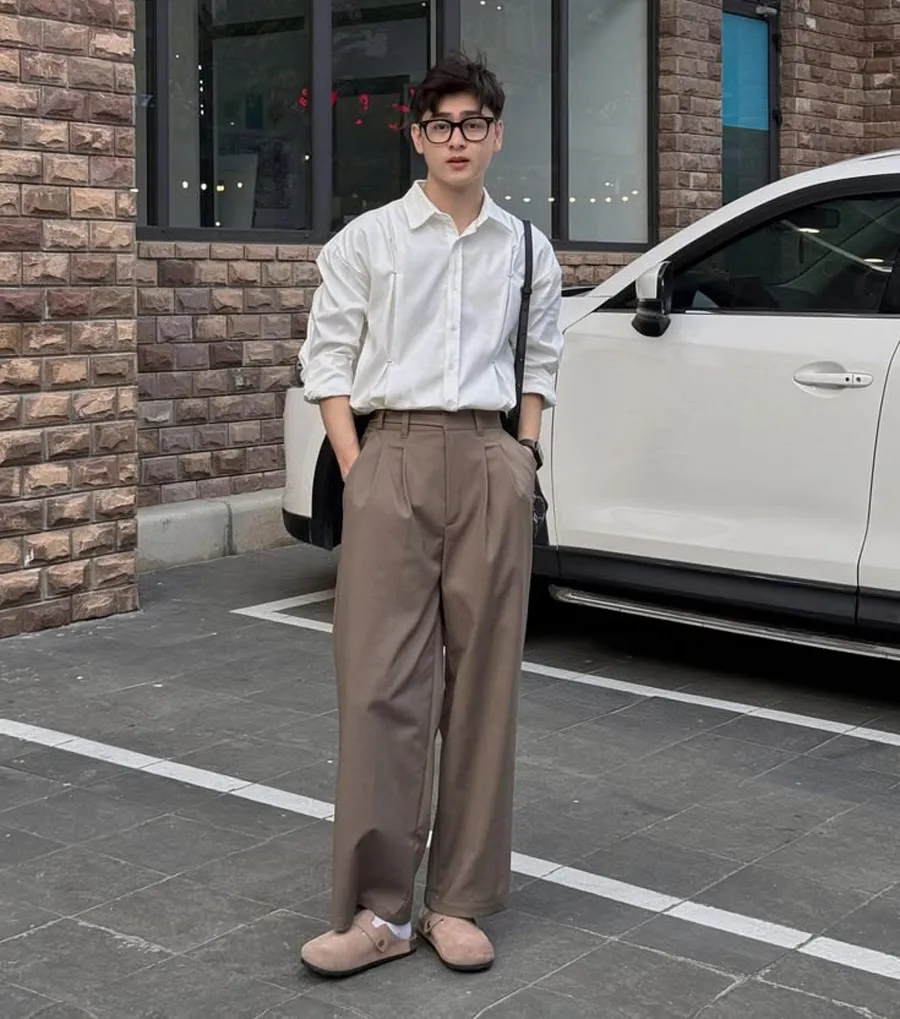 Áo sơ mi trắng phối quần tây hoặc kaki