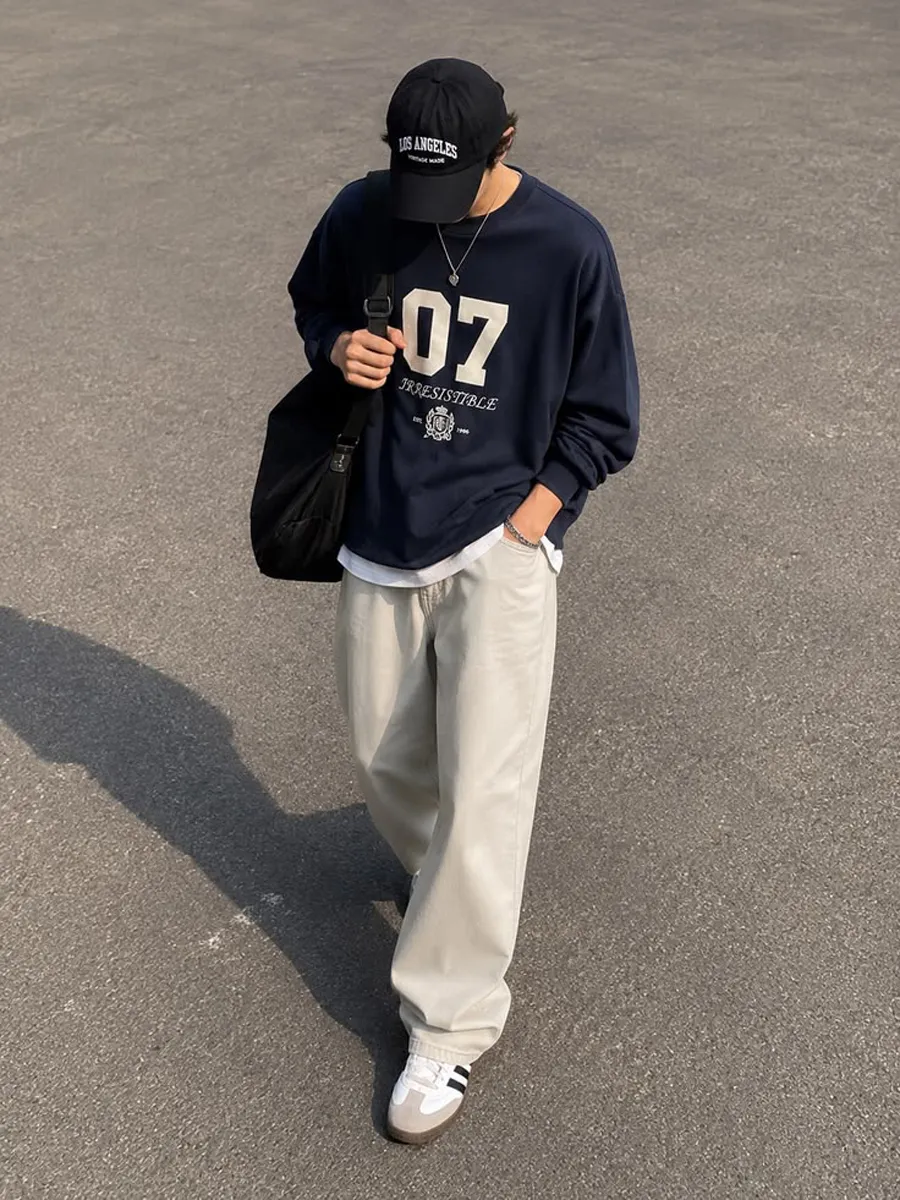 Áo sweater phối quần kaki