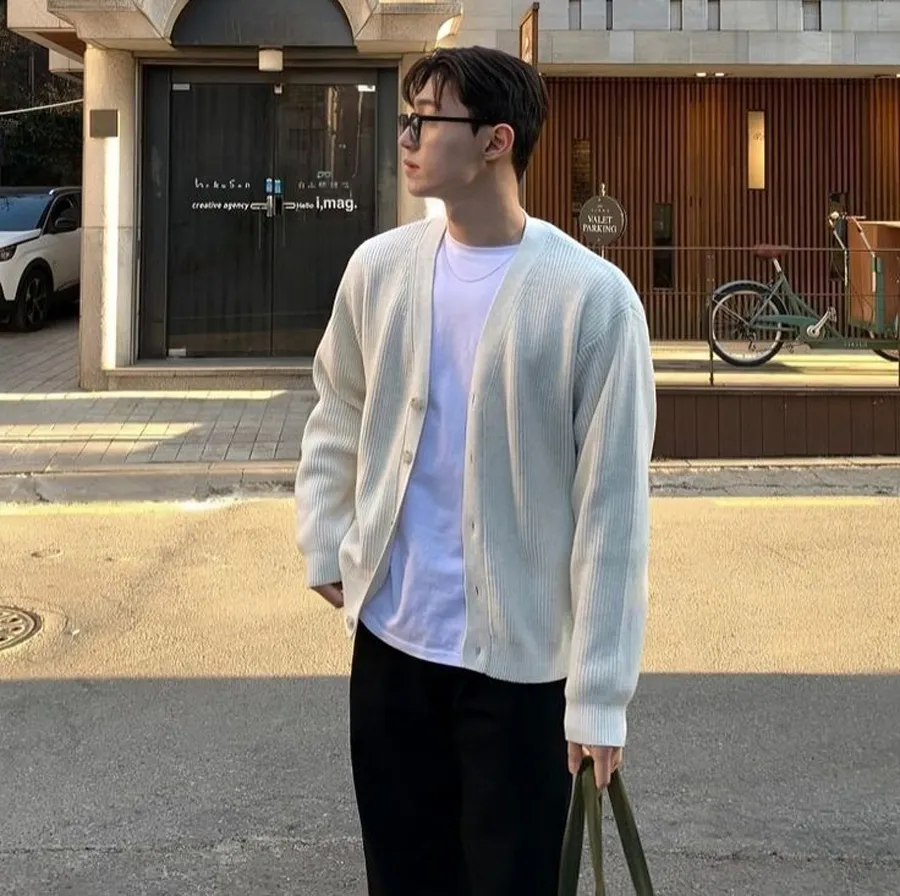 Áo cardigan mỏng phối áo thun và quần jean