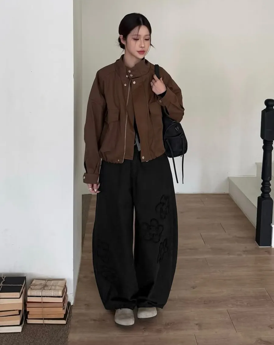 Áo bomber phối cùng quần jeans hoặc chân váy
