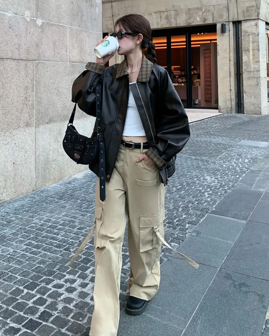 Quần cargo kết hợp áo len hoặc áo khoác oversized