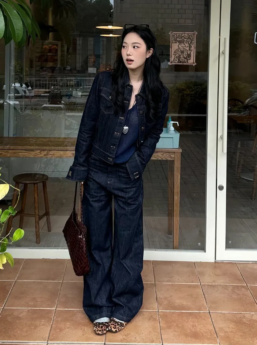 Áo khoác jeans và chân váy hoặc quần jeans
