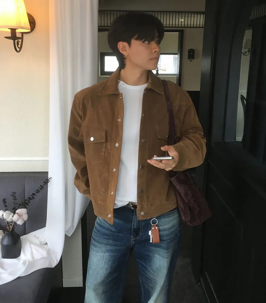 Áo khoác nhung tăm và quần jeans
