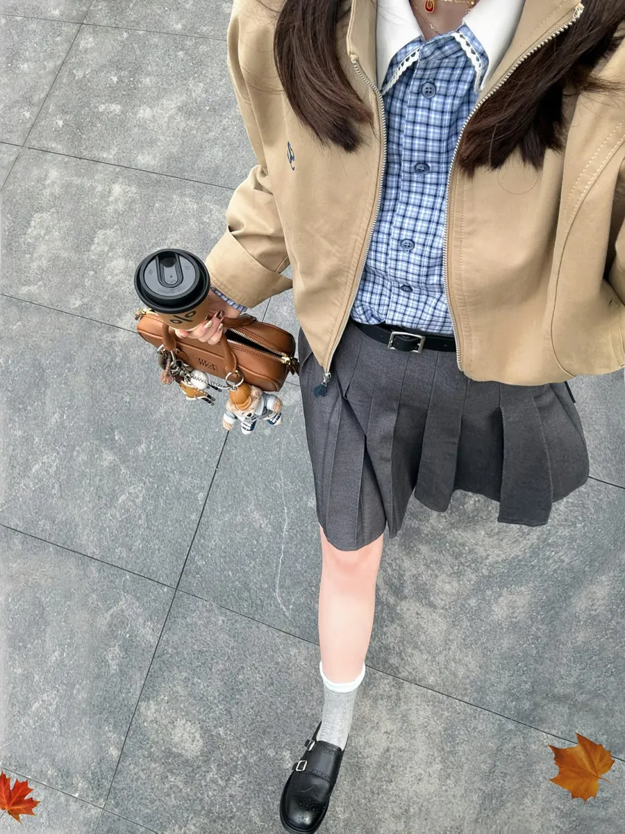 Áo khoác croptop phối với áo sơ mi và chân váy/quần