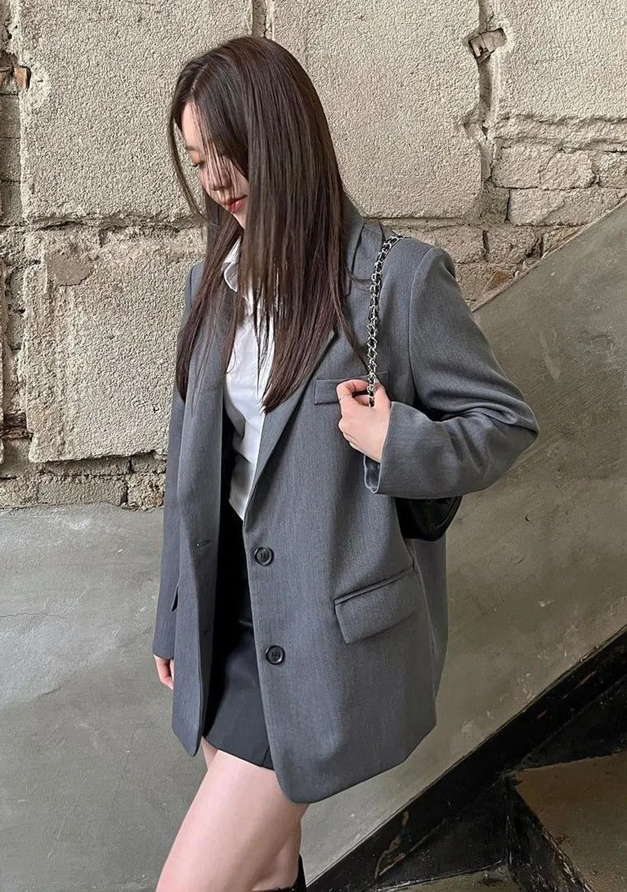 Áo blazer phối với áo sơ mi và quần/chân váy