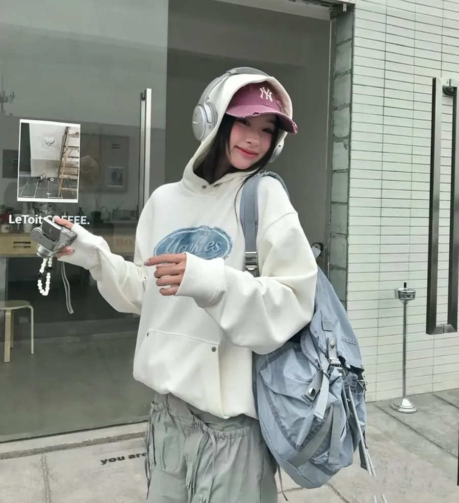 Áo hoodie cùng quần jeans
