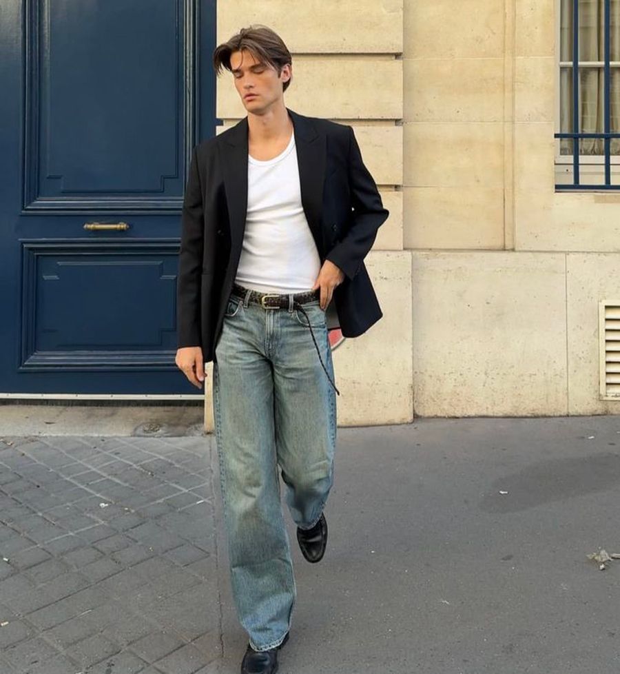 Áo blazer nam phối với áo thun trơn và quần jeans
