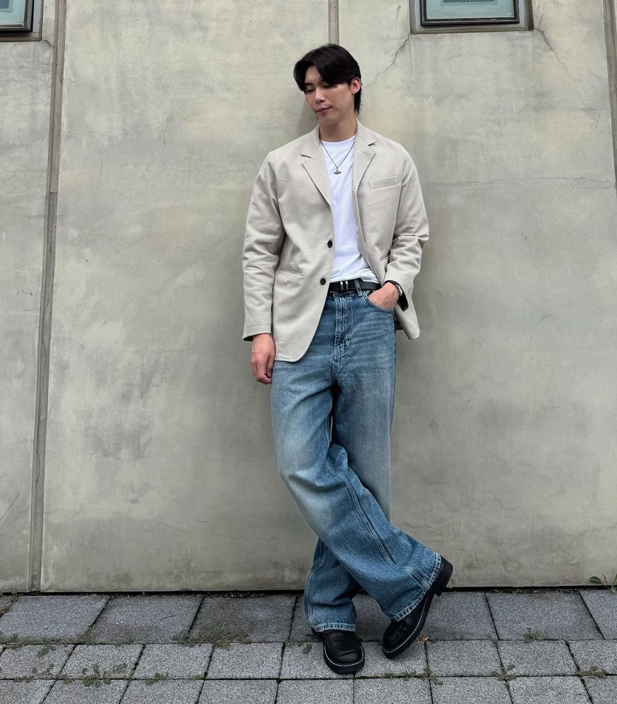 Áo blazer nam phối với áo thun trơn và quần jeans