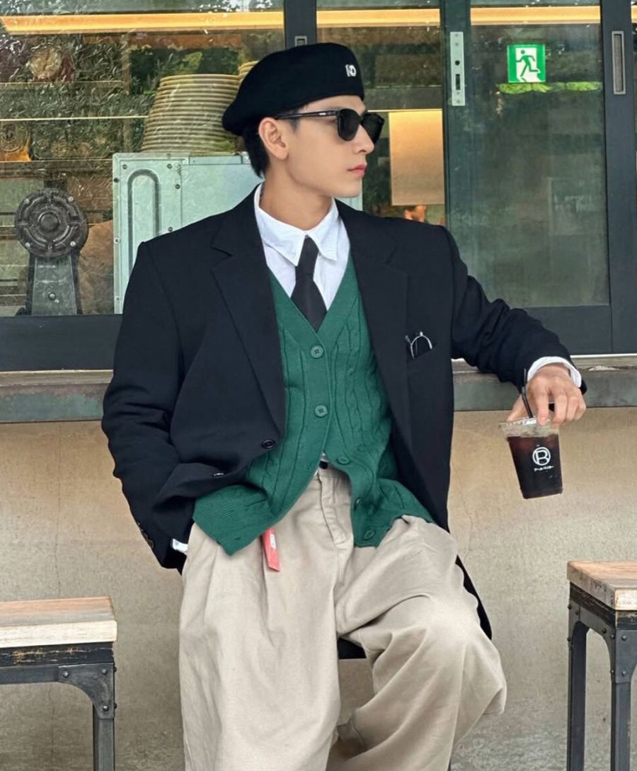 Áo blazer nam phối với áo cardigan mỏng