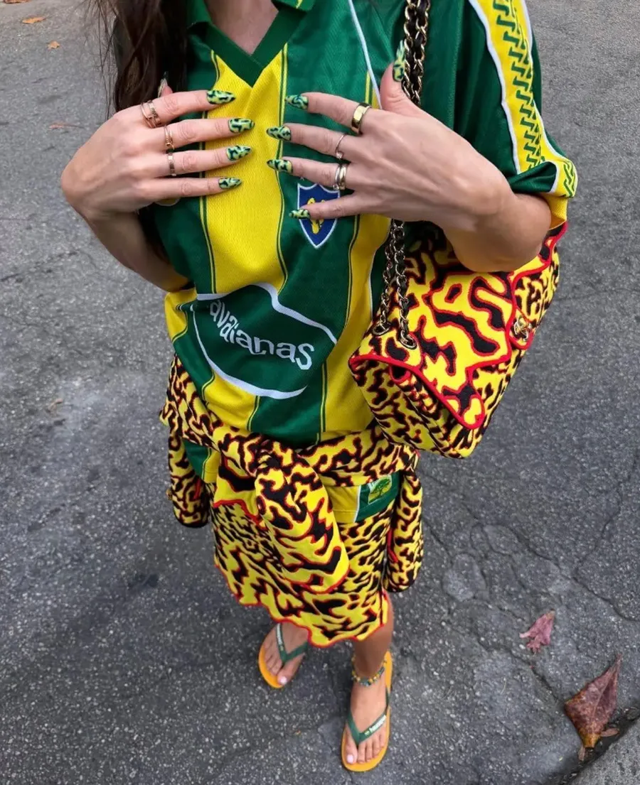Nâng tầm outfit bằng phụ kiện khi mặc áo jersey