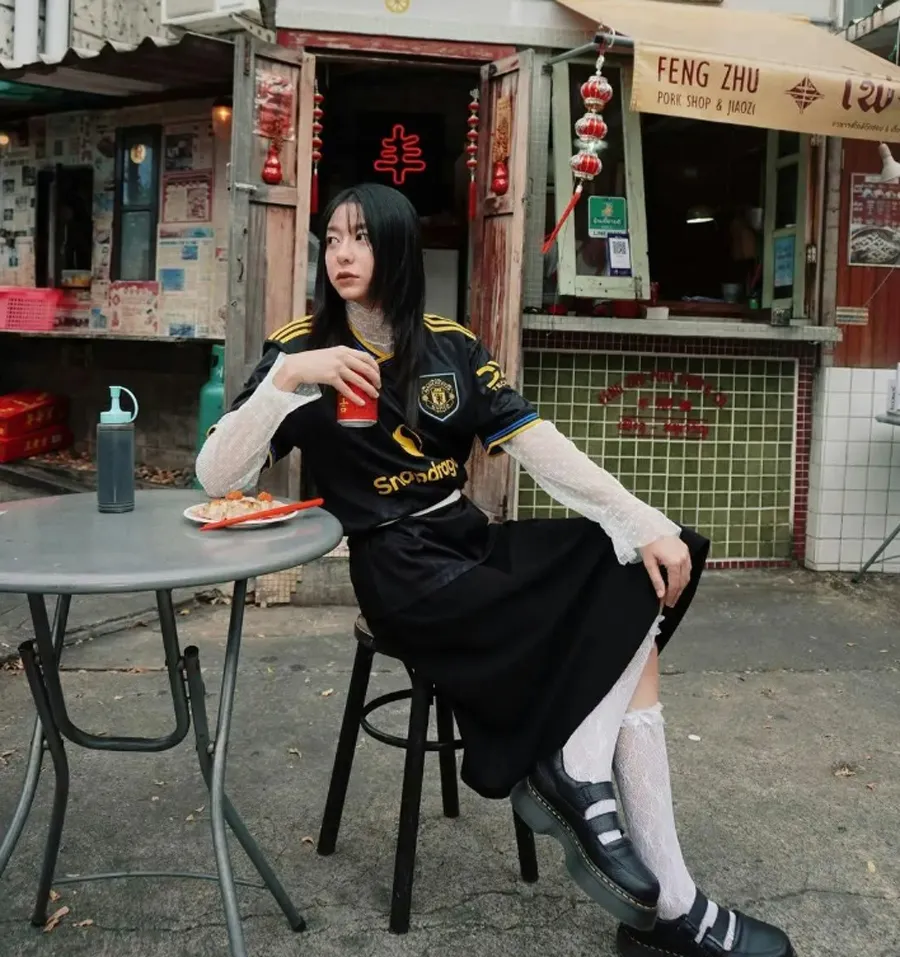 Kết hợp áo jersey cùng lụa và ren