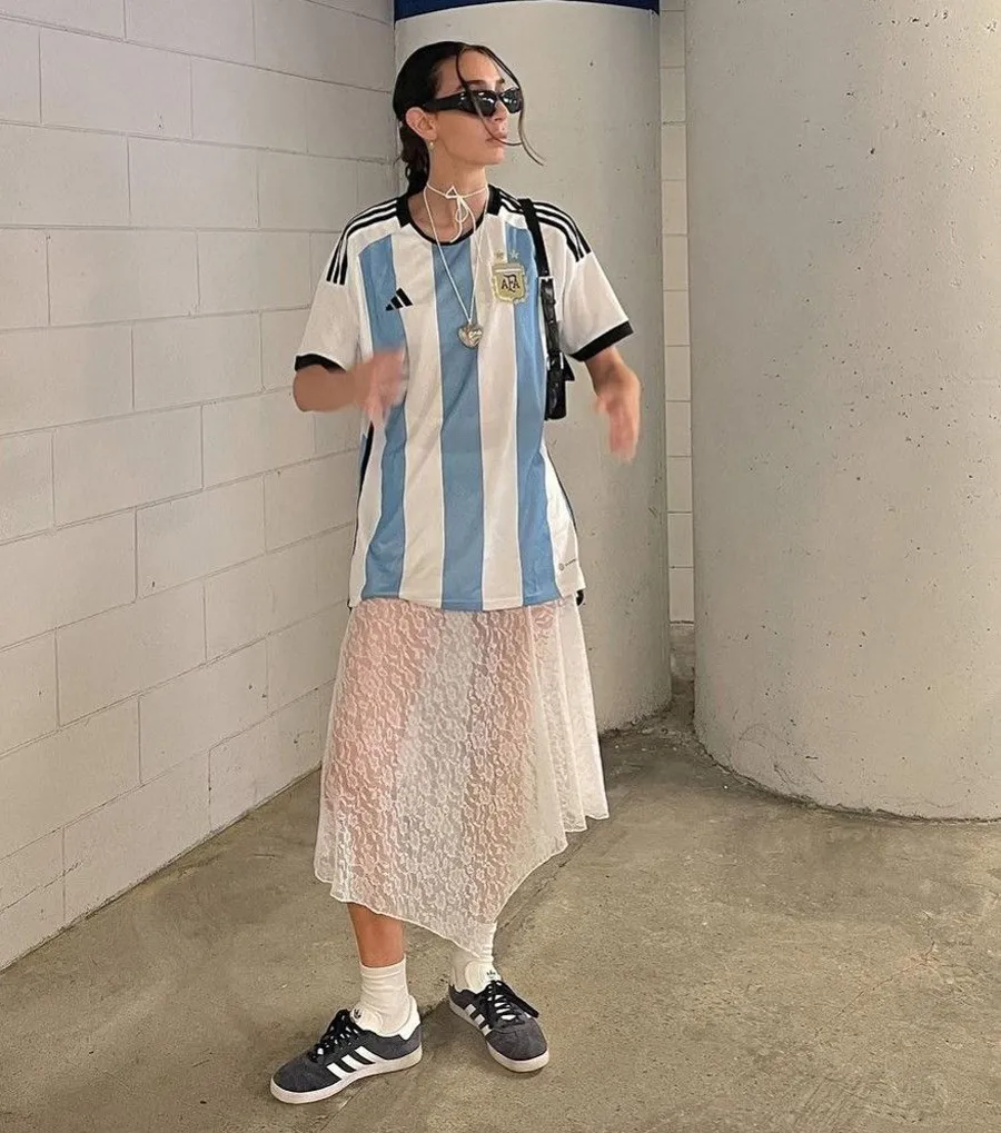 Kết hợp áo jersey cùng lụa và ren