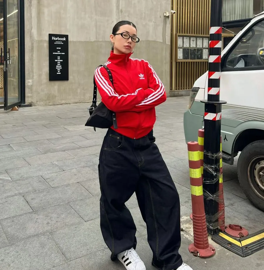 Áo khoác Adidas + quần jeans ống rộng