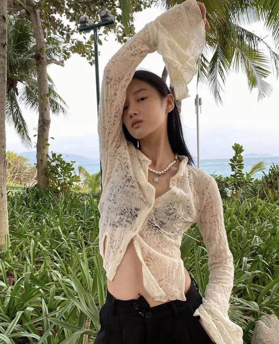 Áo tay dài xuyên thấu tay loe viền ren