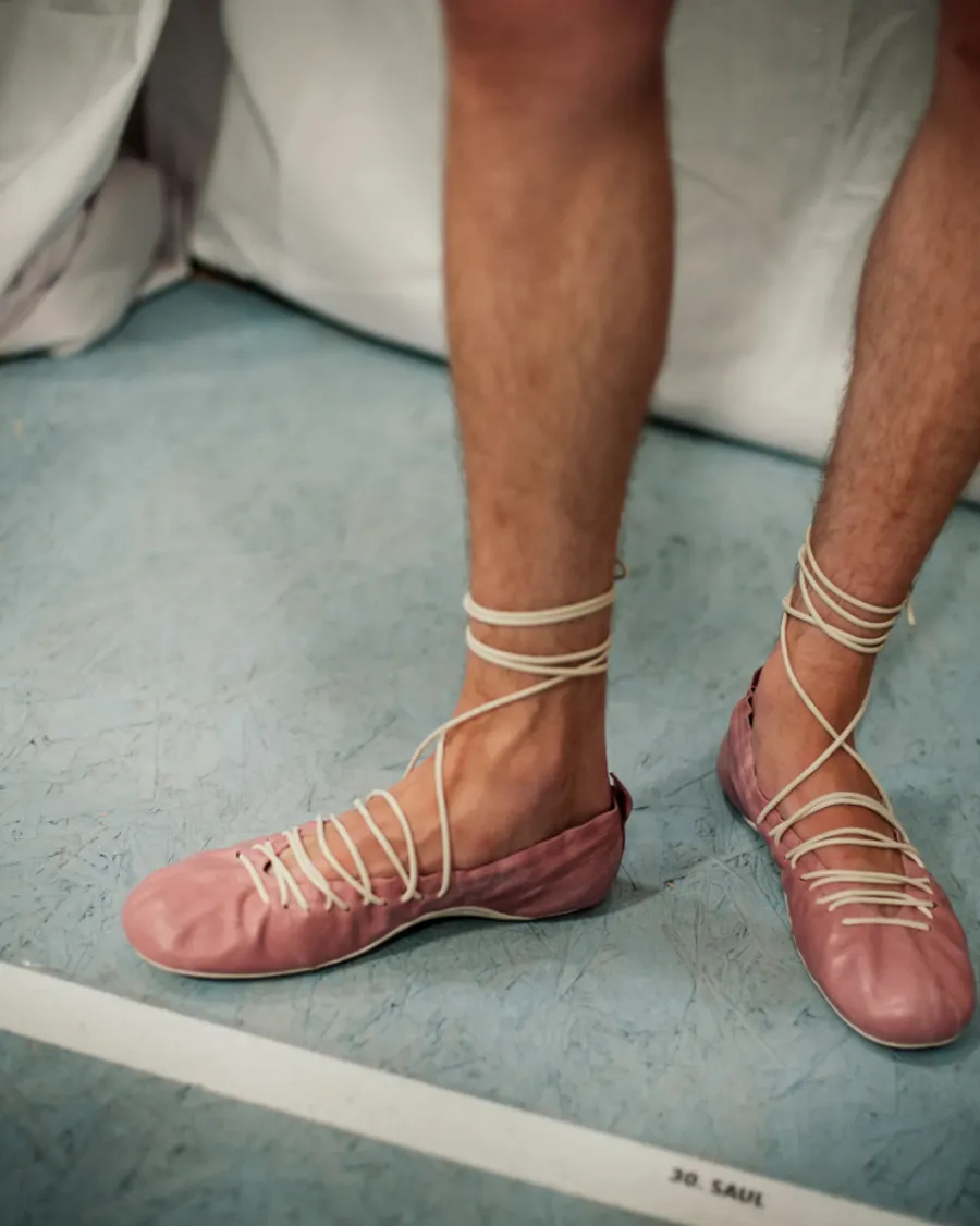 Dries Van Noten tiếp tục đưa giày ballet nam lên sàn diễn