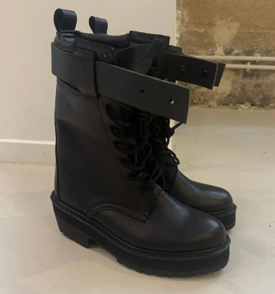 Greg Ross tiếp tục gây ấn tượng với những đôi boots ngoại cỡ