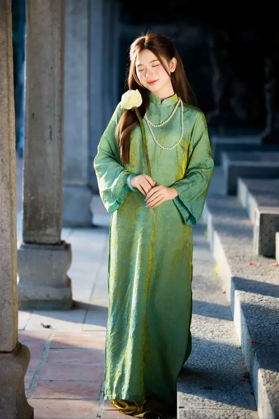 Mặc áo dài đi chùa