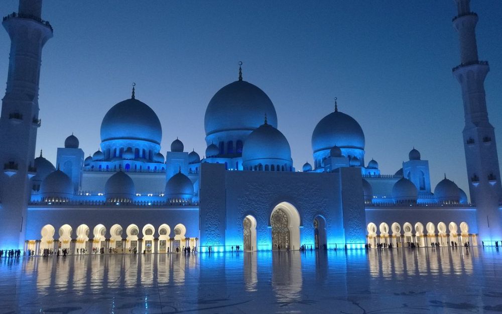 Đi UAE Nên Mặc Gì? Gợi Ý Lên Đồ Check-In Sang Chảnh Cho Nam & Nữ - 2