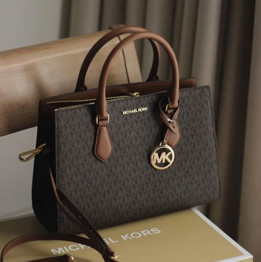 Mua Michael Kors chính hãng tại website Michael Kors