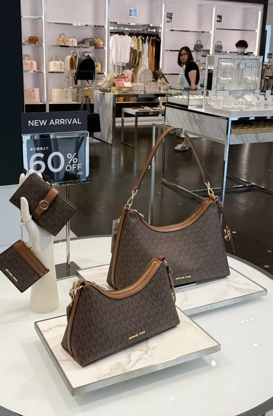 Mua trực tiếp tại cửa hàng Michael Kors