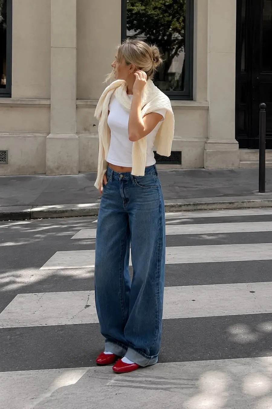 Quần jeans ống rộng + giày bệt đỏ