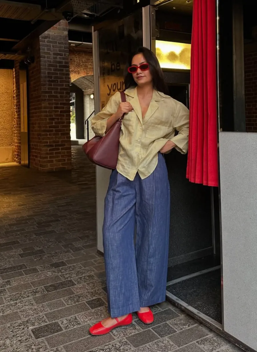 Quần jeans ống rộng + giày bệt đỏ