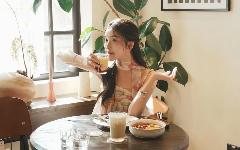 Gợi Ý 99+ Cách Tạo Dáng Chụp Ảnh Ở Quán Cafe Siêu Nghệ, Triệu Like - 4