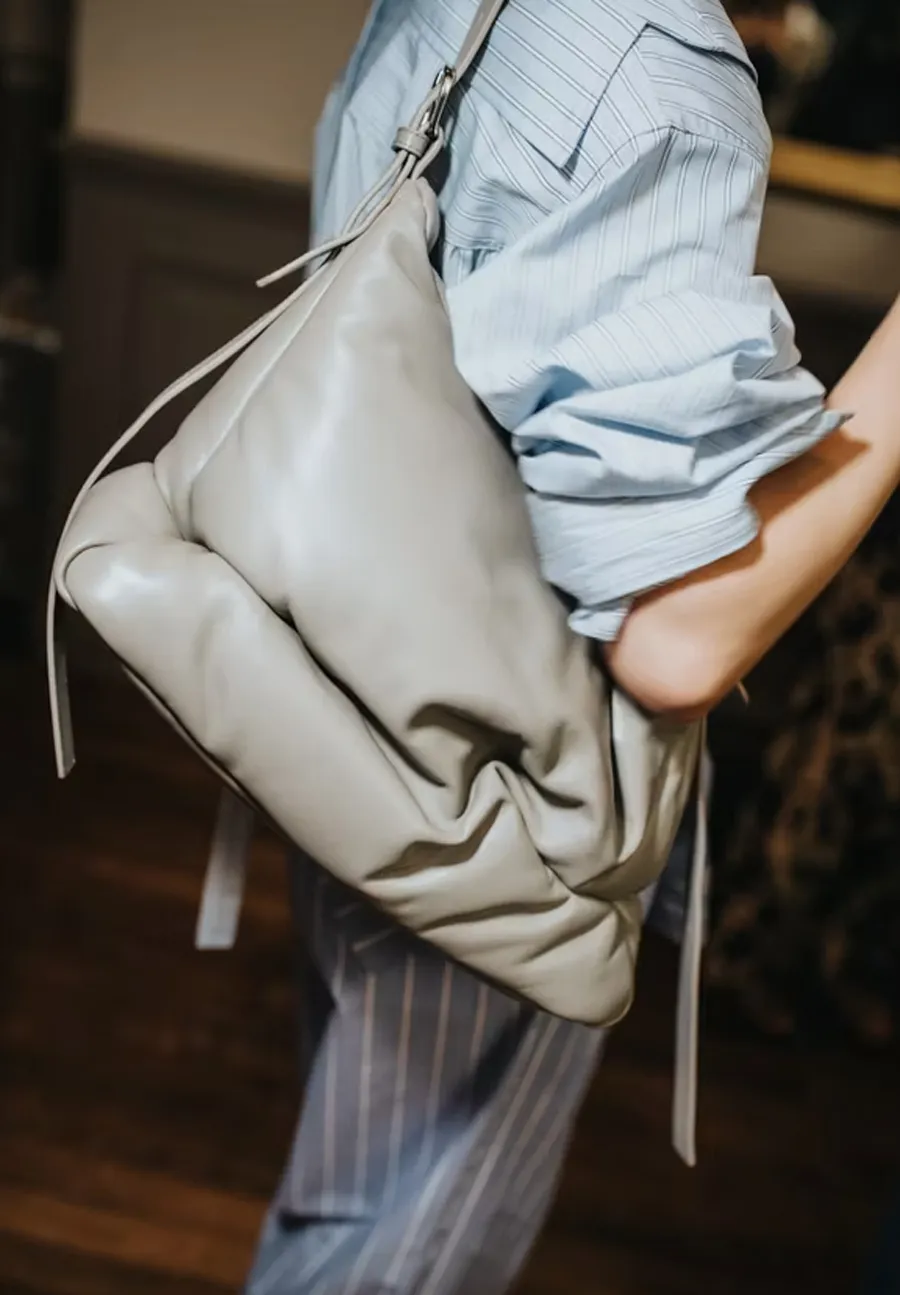 Túi hobo và phom dáng mềm lên ngôi