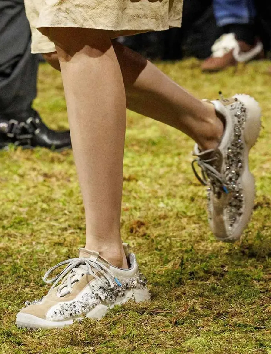 Miu Miu đưa pha lê lên sneaker